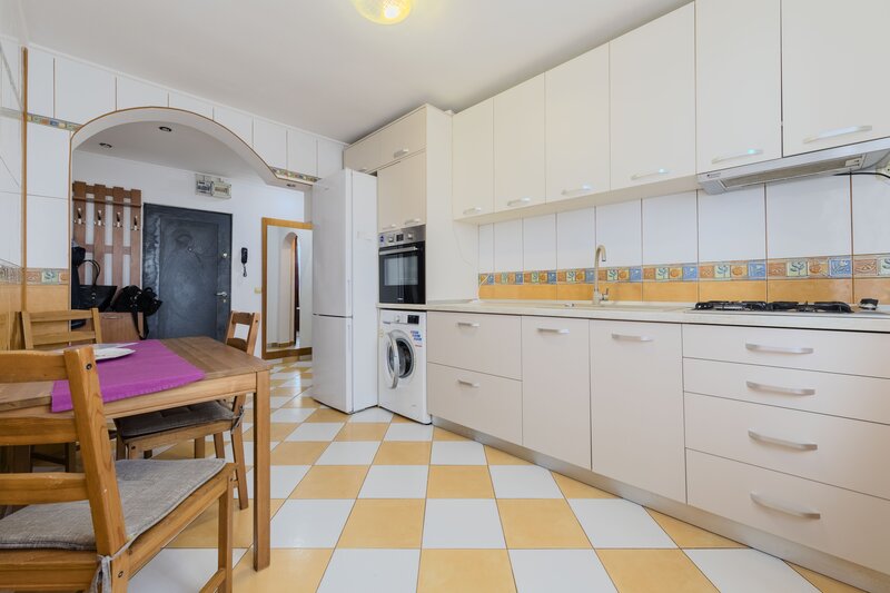 Romancierilor, deasupra metrou dec., comision 0, contract ANAF, et. 9/10.