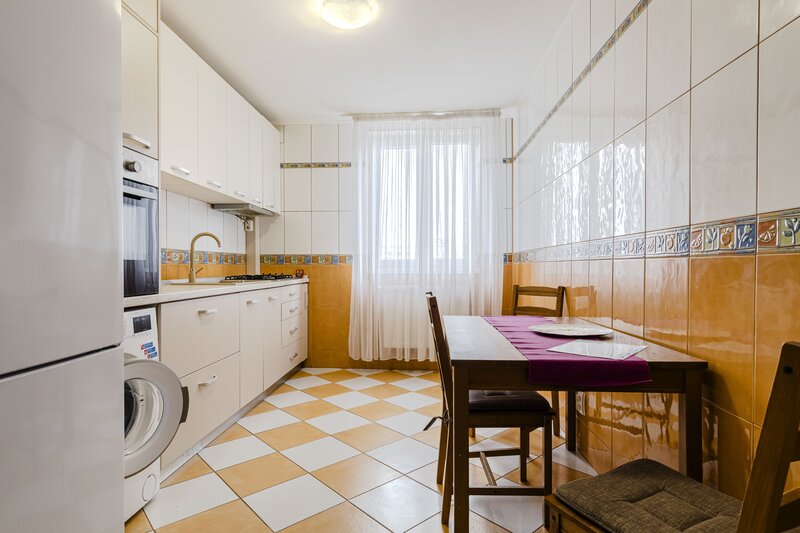 Romancierilor, deasupra metrou dec., comision 0, contract ANAF, et. 9/10.